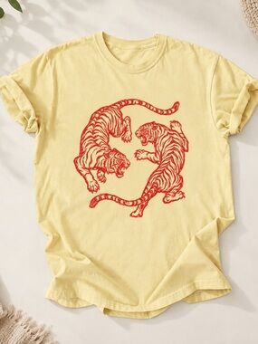 Gildan T-Shirt Yellow Tigers Red Graphic Animal Art Unisex Tee